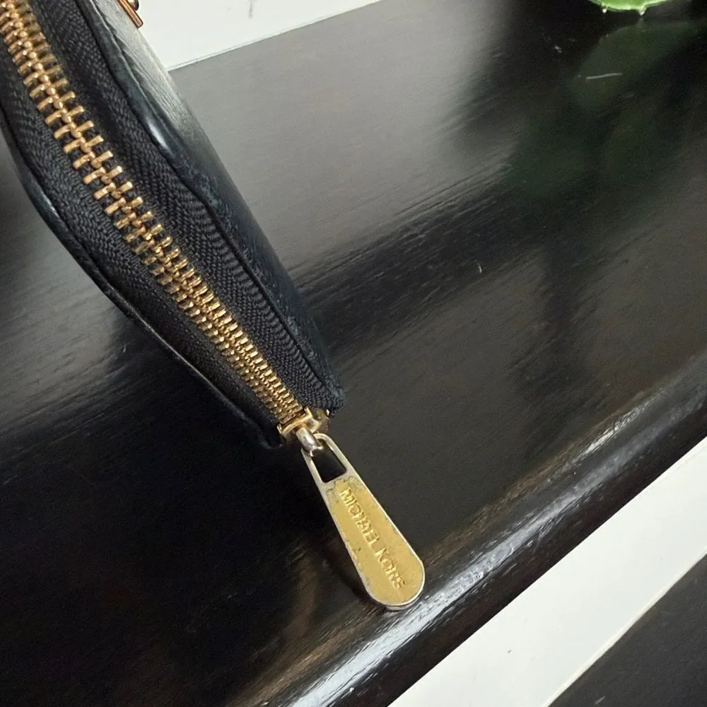 Michael Kors Genuine Leather Zip Wallet Clutch Clean Classic Versatile